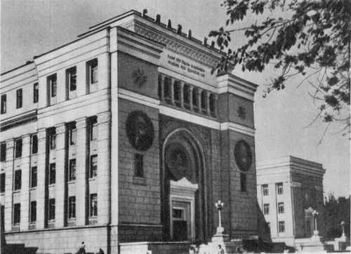 Главное здание Академии наук Казахской ССР. 1957. Архитекторы А. В. Щусев, Н. А. Простаков.