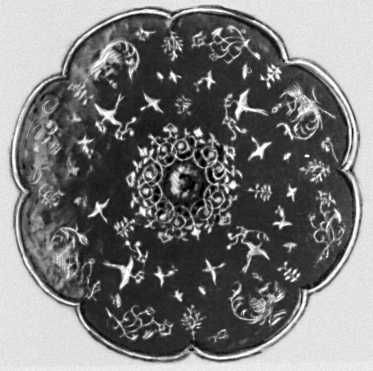 Тыльная сторона японского (?) зеркала. Бронза, черный лак, золото, серебро. 8 в. Резиденция Шосоин. Нара.